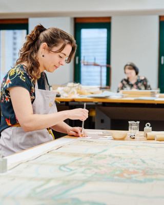 Restaurator Alexandra Nederlof aan het werk in het restauratieatelier. Fotograaf: Erik Jansen