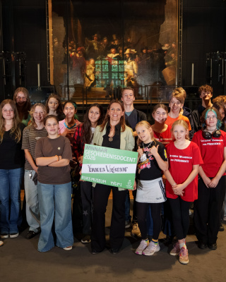 Yavanna Wagenaar, Geschiedenisdocent 2026 met haar klas in het Rijksmuseum. Bron: Rijksmuseum.