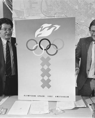 Burgemeester Van Thijn en wethouder Heerma (r) met affiche Olympische Spelen Amsterdam