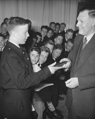 De overhandiging van het horloge aan Gerrit Nieuwenburg. Foto Harry Pot / Anefo
