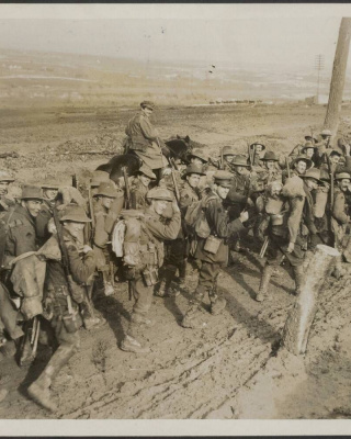 Australische soldaten op weg naar de loopgraven in Frankrijk, foto The Press Bureau