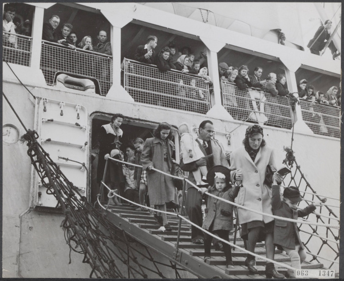 Nederlandse emigranten verlaten het schip bij aankomst in Australië, 1952. Fotograaf: Ministry of Information Australia