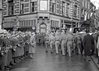 Foto van de begrafenis van verzetsstrijdster Hannie Schaft in 1945