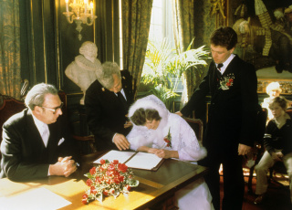 Bruid tekent het huwelijksregister, Fotograaf Onbekend / Spaarnestad Photo
