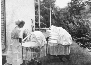 Zuster met wiegjes bij een Lebensbornhuis, 1943. Bundesarchiv, Bild 146-1973-010-11 / CC-BY-SA 3.0 DE, via Wikimedia Commons