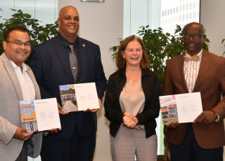 Van links naar rechts Timoteo Siberie (Bonaire), Eviton Heyliger (Saba), Inge Vossenaar (OCW) en Reuben Merkman (Sint Eustatius)