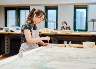 Restaurator Alexandra Nederlof aan het werk in het restauratieatelier. Fotograaf: Erik Jansen