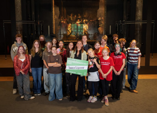 Yavanna Wagenaar, Geschiedenisdocent 2026 met haar klas in het Rijksmuseum. Bron: Rijksmuseum.