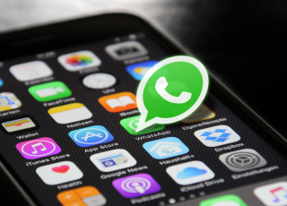 Afbeelding van mobiele telefoon met apps.