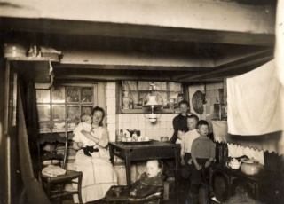 Kelderwoning in de Nieuwe Spiegelstraat te Amsterdam in 1914. 