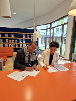Staatssecretaris Gunay Uslu en de minister van Bestuur, Planning & Dienstverlening Ornelio Martina ondertekenen de MoU.