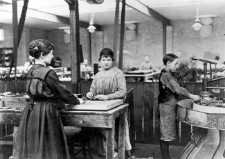 Kinderarbeid in een onbekende fabriek (rond 1900).