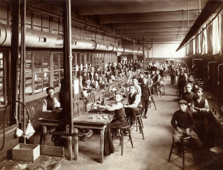 Kinderarbeid in een lampenfabriek in Venlo (1909).