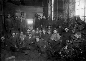 Kinderarbeid in de Limburgse Staatsmijn in Heerlen (1919).