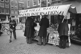 Amnesty International in actie tegen schendingen mensenrechten in Iran, 1977 Amsterdam, foto: H. Peters