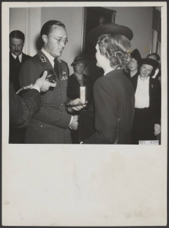 Prins Bernhard overhandigt Willemsorde aan weduwe van Biallosterski, 1946 foto: Sem Presser