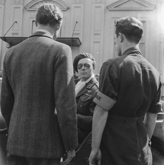 Prins Bernhard met leden van de Binnenlandse Strijdkrachten (1945)
