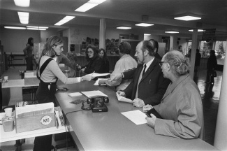 Automobilisten ontvangen op een ANWB-kantoor toestemmingsformulieren om te rijden op autoloze zondagen (31 oktober 1973).