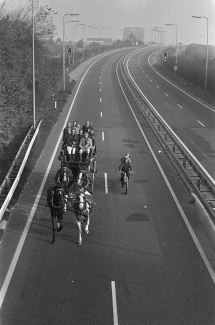 Paardenkoets en fietser op de snelweg op autoloze zondag (4 november 1973).