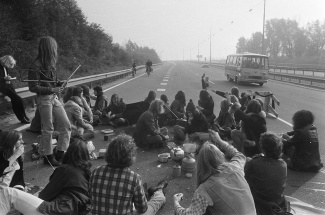 Picknicken op de snelweg tijdens autoloze zondag (4 november 1973).
