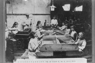 Kinderarbeid in een sigarenfabriek in Tilburg (1919).