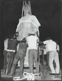 Standbeeld Koningin Wilhelmina wordt een dag voor de ondertekening van de Akte van Erkenning van de Republiek Suriname verwijderd (1975)