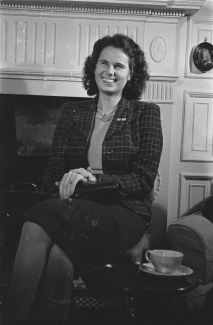 Elly Nauta op de thee bij koningin Wilhelmina, 1942