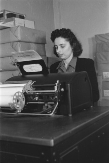 Elly Nauta-Moret achter typemachine in Londen, 1943