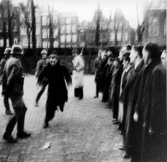 Een man probeert aan de razzia te ontsnappen (februari 1941).