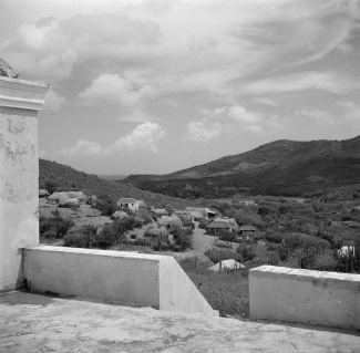 Uitzicht in Curaçao vanaf landhuis Knip, 1947 - Willem van de Poll