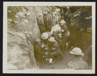 Canadese soldaten krijgen medische verzorging 1916, foto Central Press Ltd.