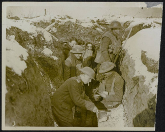 Engelse soldaten lunchen in een loopgraaf