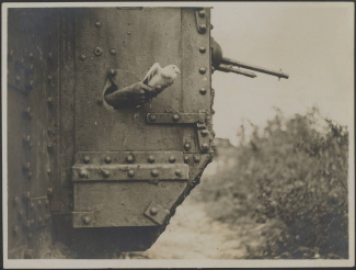 Postduiven onderhouden contact tussen tanks en infanterie