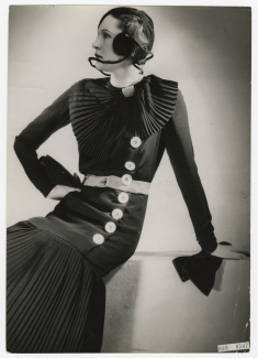 Yva, Model in jurk met geplooide halsstrik, ca. 1932