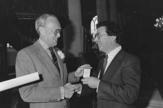 Prins Bernhard reikt Geuzenpenning uit aan Amnesty International Nederland 1987, foto: R. Croes